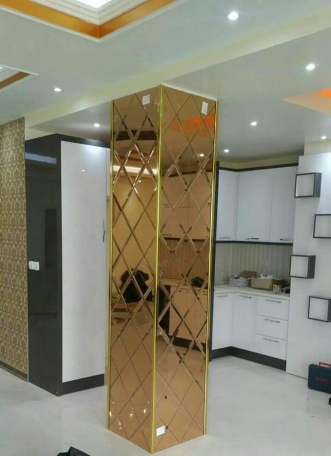 مرايا ديكورية ذهبية
