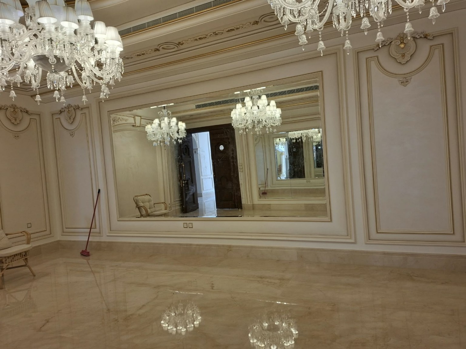 كبينة شاور بإطار أسود